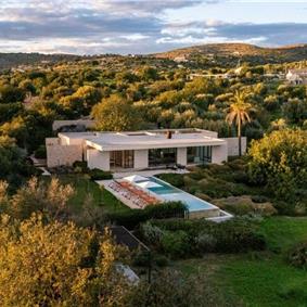 4 bedroom villa with infinity pool and sea views near Noto, Sicily, sleeps 8